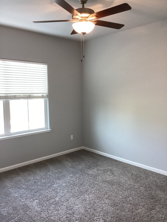 Building Photo - 3/2.5 Move in ready in Rocklin