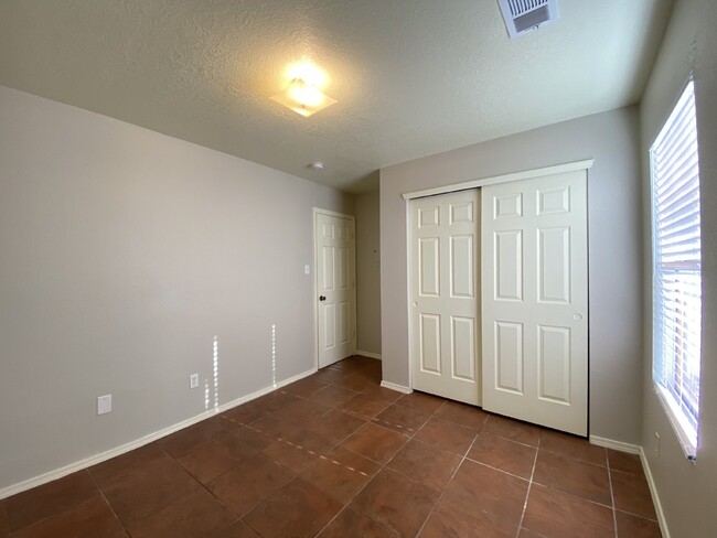 Building Photo - 2BR/1Bath - 4 Plex in Rio Rancho