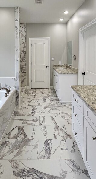 Building Photo - 102 Clearwater Dr