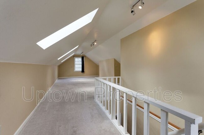 Building Photo - 1644 N Willamette Blvd