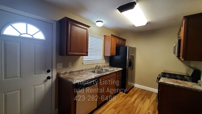 Building Photo - 3 Bedroom 1.5 Baths Townhouse Johnson City,TN