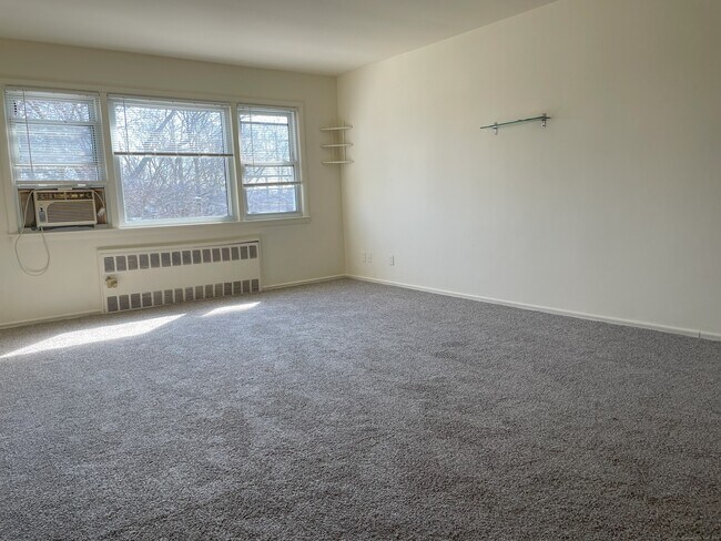 Building Photo - 264 Glenbrook Rd