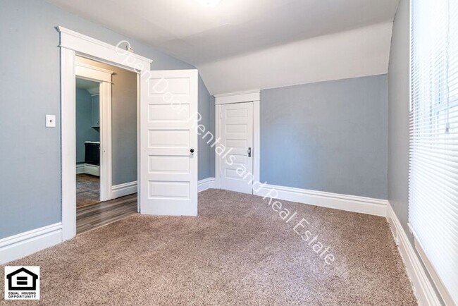 Building Photo - 1030 1/2 Lake Ave