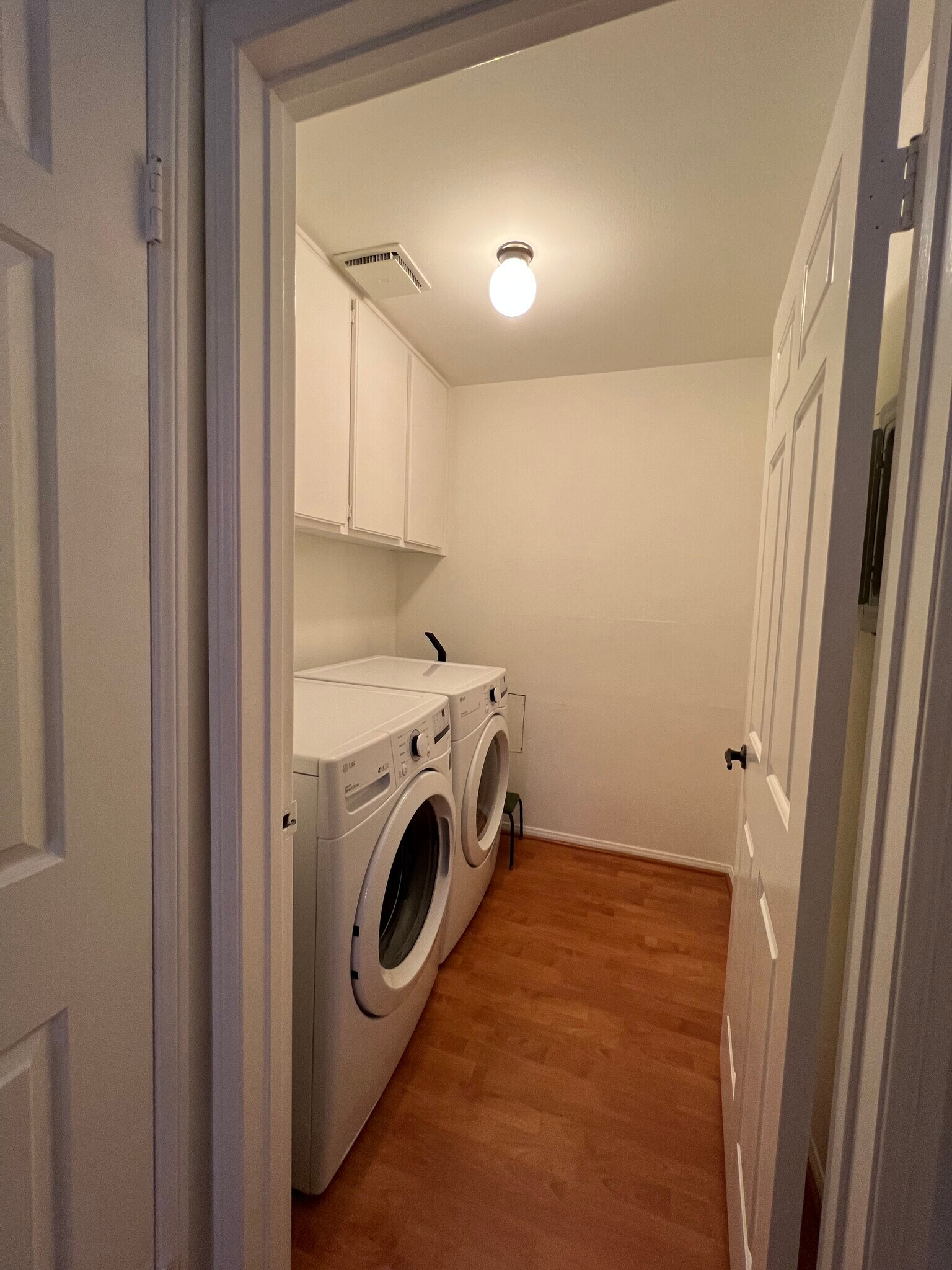 washer dryer room in apartment - 511 N Jackson St