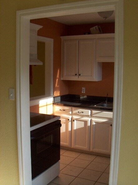 Kitchen. 940-383-2500 - 2019 N Bell Ave