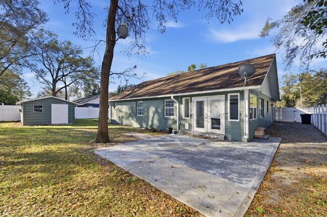 Building Photo - Newly remodeled Lovely 3-bed 2 Bath Home in desirable Location!!