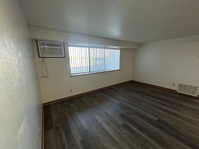 Building Photo - 2 bedroom 1 bath ground floor apartment