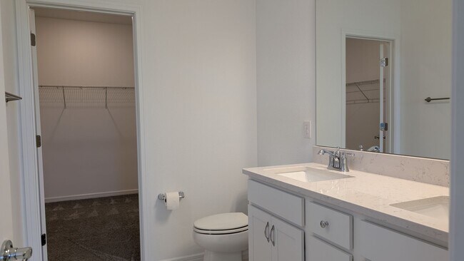 Building Photo - 3 Bedroom/ 2 Bath ready for immediate occu...