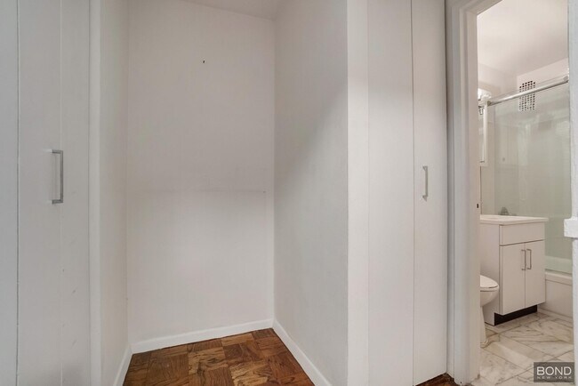 Building Photo - 240 E 82nd St