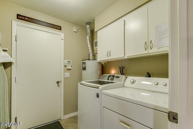 Building Photo - 7129 N Vía De Alegria