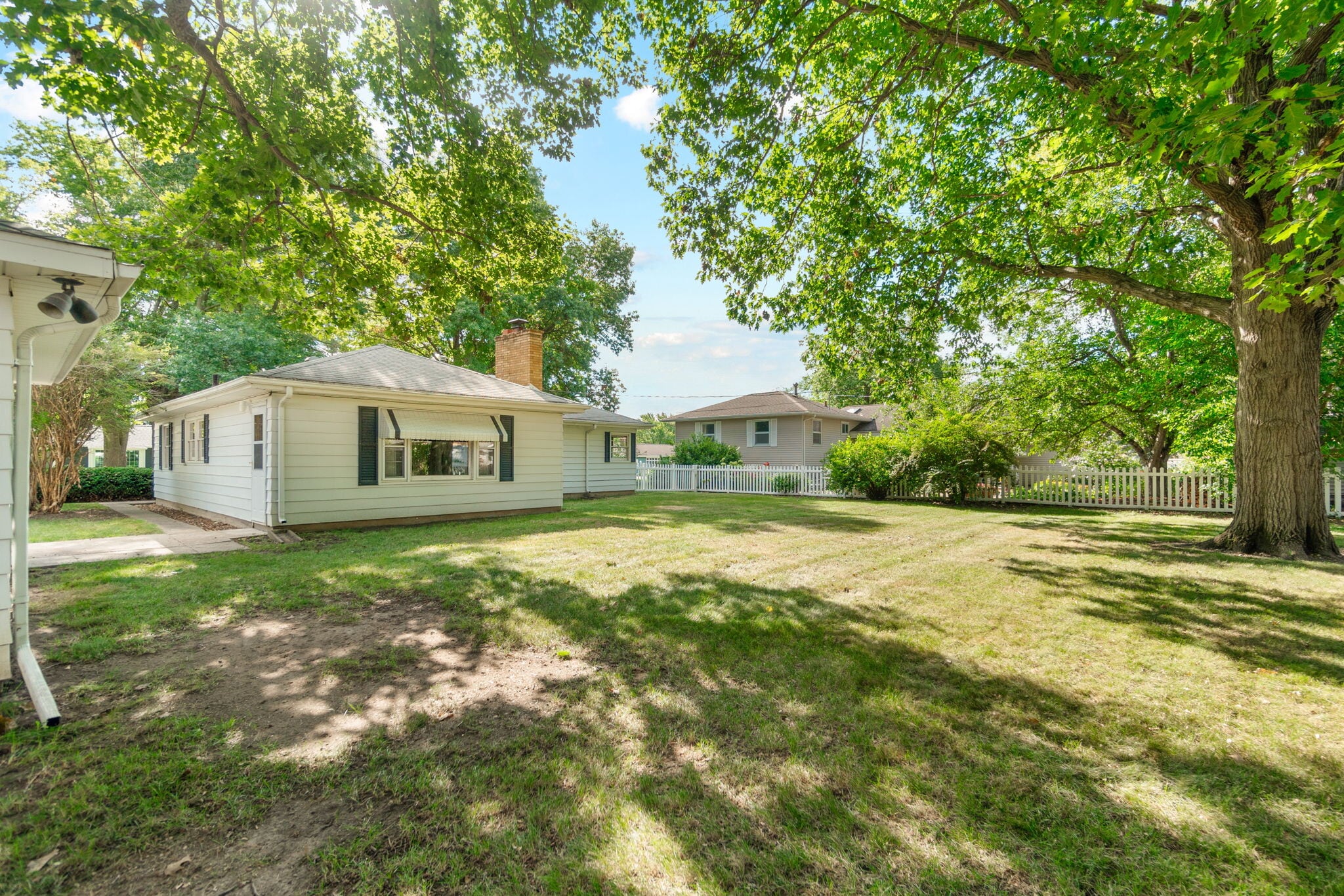 Building Photo - 1238 S Hill Dr