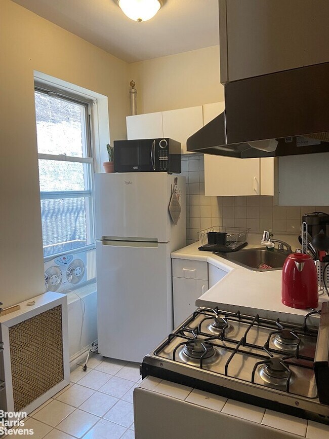 Building Photo - 854 10th Ave