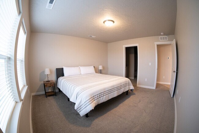 Building Photo - 4 bed 2 bath with bonus room