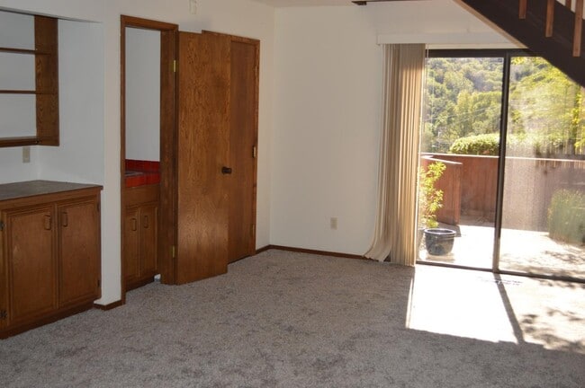 Building Photo - 1005 Drake Ct
