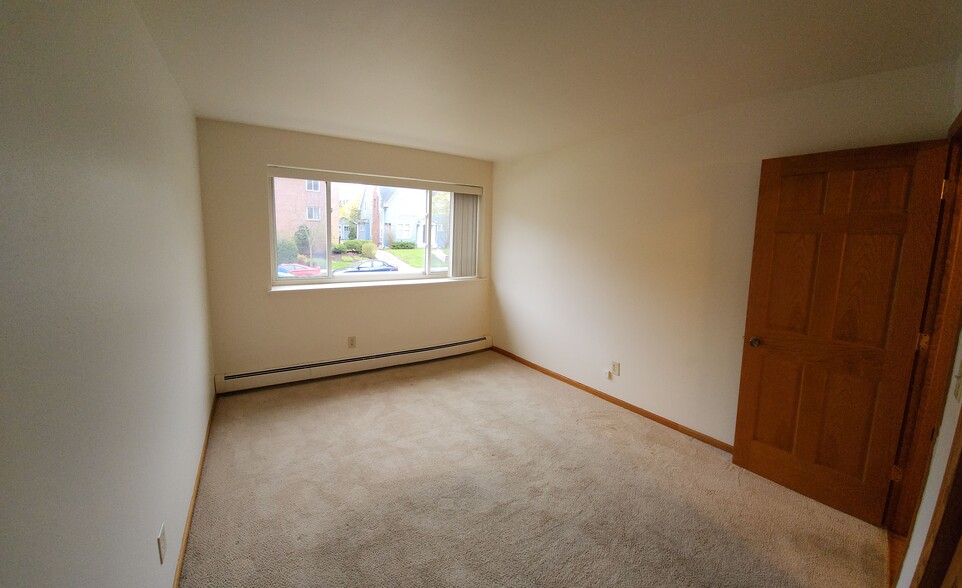 Bedroom - 2222 E Belleview Pl