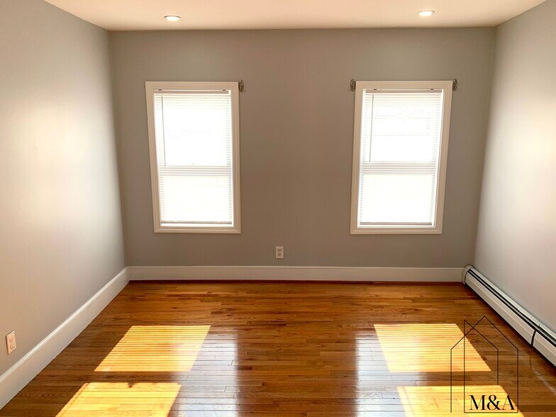 Building Photo - 186 Broadway