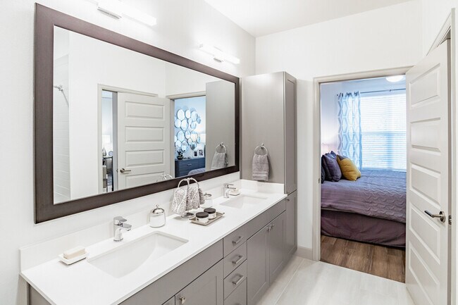 Building Photo - Spacious Living with 1 Month Free Rent