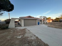 Building Photo - Spacious Home With Ample Outdoor Space!