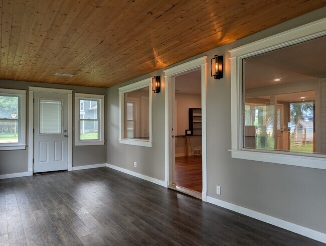 Building Photo - Beautiful 5 Bedroom 2 Bathroom Neenah Lake Home