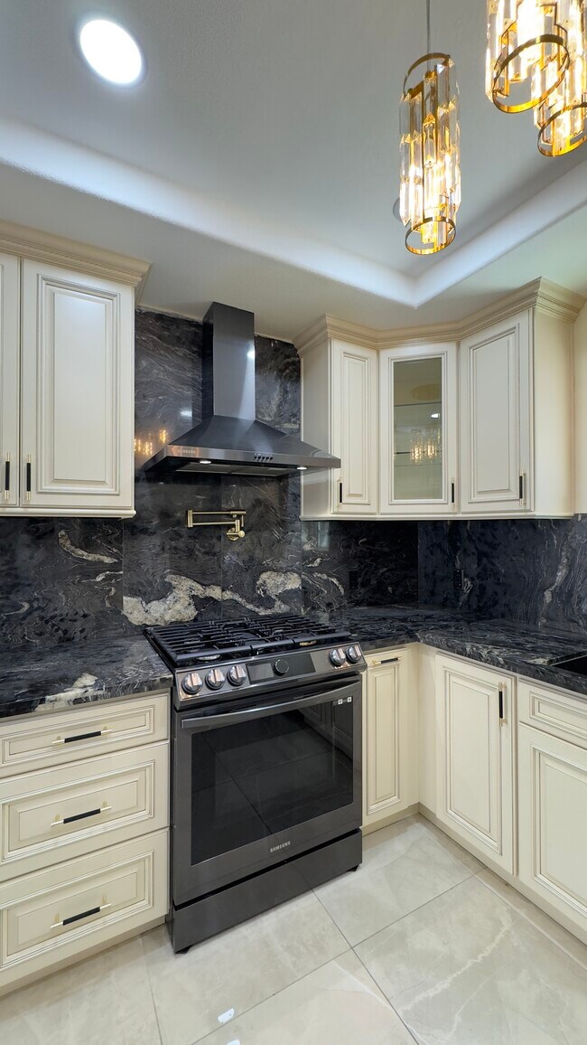 Building Photo - 6552 N Augusta St