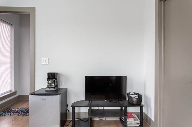 Building Photo - 1044 2nd Ave S