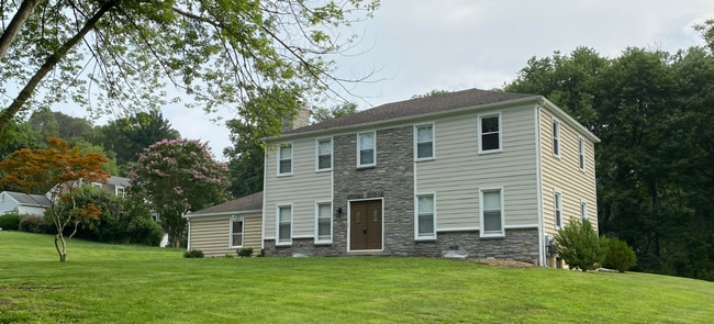 Building Photo - Rose Tree Media SD! Large yard, finished basement, attached garage, electric fireplace and comple...