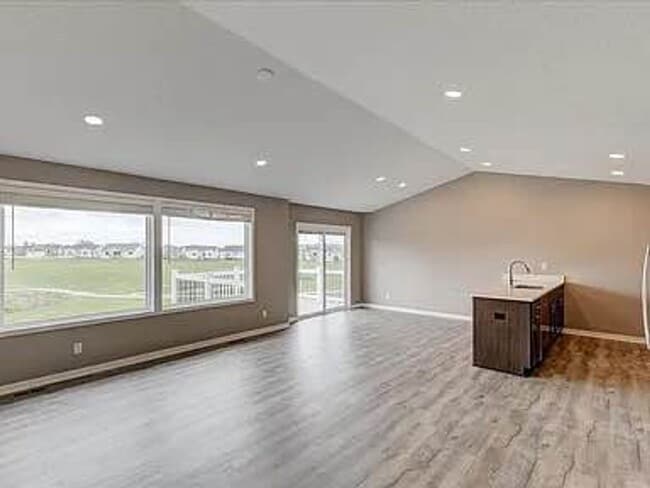 Building Photo - Spacious 4-Bedroom Home in Altoona Neighbo...