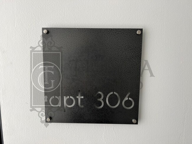 Building Photo - Move In Ready! North Hills School District-2 BR/1BA, Central AC, LVP Floors, Upgraded Kitchen, Ba...