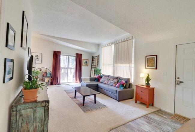 Building Photo - Spacious Home with 3 Bedroom | 2 Bath home...