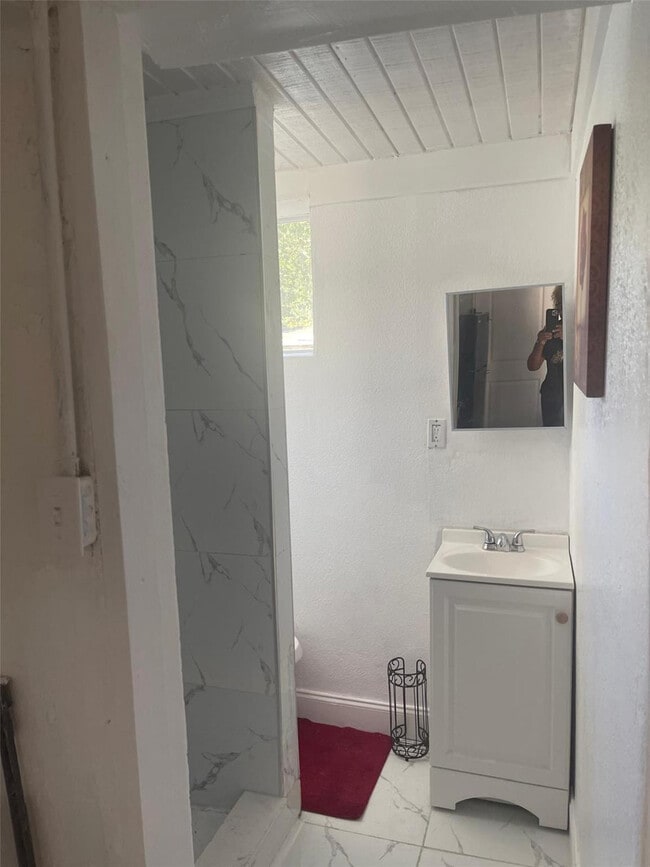 Building Photo - 408 SW 68th Ave