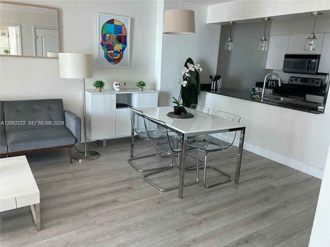 Building Photo - 1200 Brickell Bay Dr
