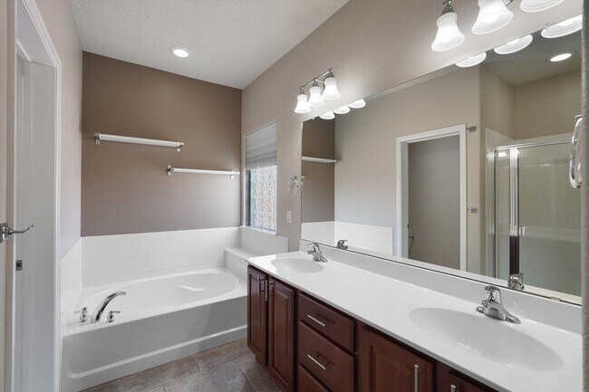 Building Photo - 224 Valle Alto Dr NE