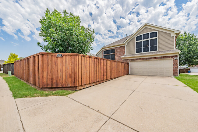 Building Photo - 1605 Buckhorn Dr