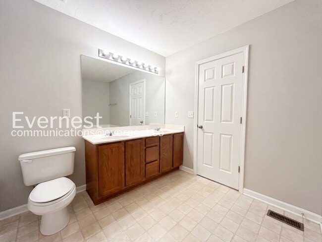 Building Photo - 2 Bed, 2.5 Bath Home with Fenced Yard & Garage / Available Now!