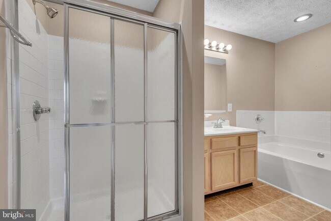 Building Photo - 10 Ironstone Ct