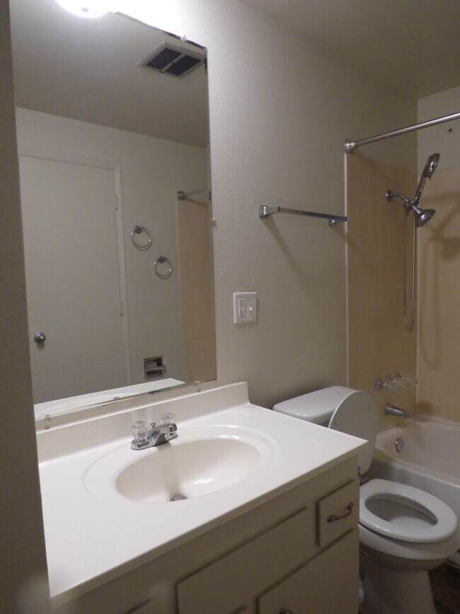 Building Photo - 3 bed 1 bath House