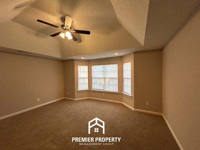 Building Photo - Spacious 4 Bedroom Home for Rent in Memphis | Vaulted Ceilings, Bay Windows & Fenced Yard