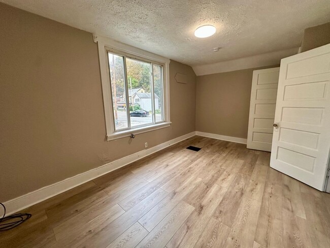 Building Photo - 102 Ivy St