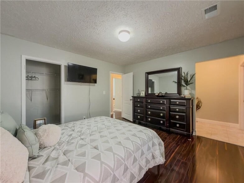 Building Photo - 580 Pineland Cir