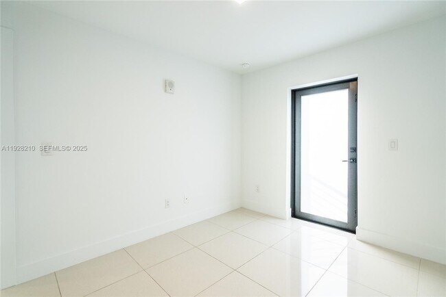 Building Photo - 1985 Bay Dr