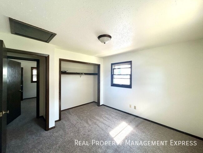 Building Photo - 3 Bedroom Home 1.5 Bath for Rent