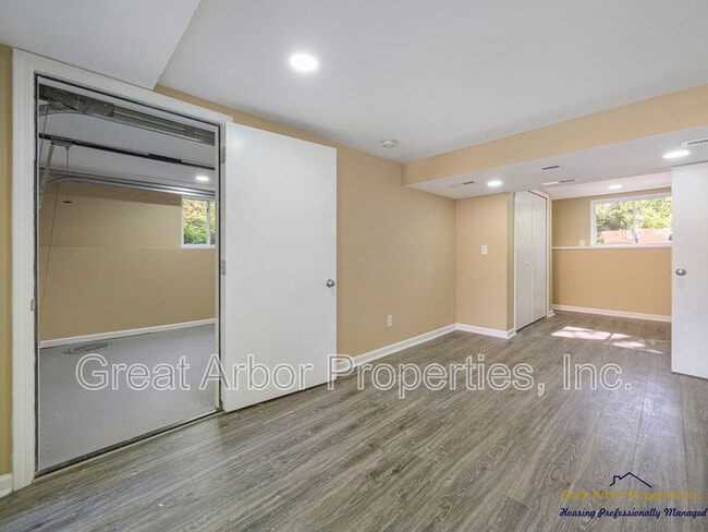 Building Photo - 3624 Maple Dr