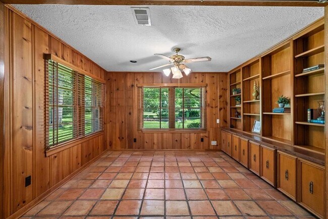 Building Photo - 3415 Bayou Dr E