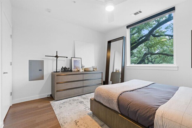 Building Photo - 900 S 1st St