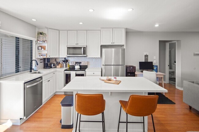 Building Photo - 7858 Cowles Mountain Ct