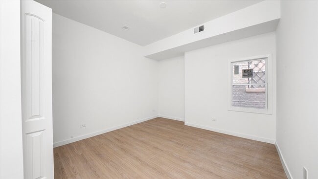 Building Photo - 2353 N Springfield Ave