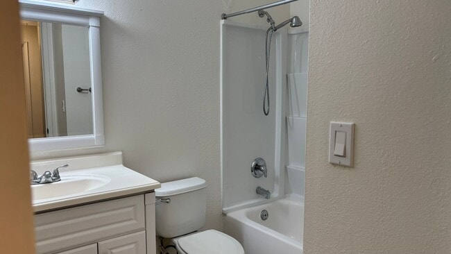 Building Photo - Spacious 2 bed/2 bath condo in Concord