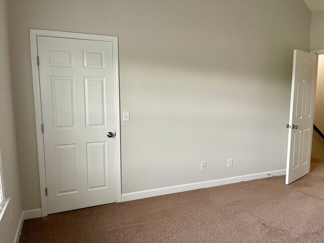 Building Photo - 1047 McKenna Dr