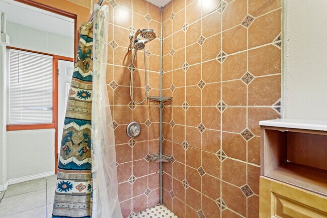 Building Photo - 811 Shoshone Pl