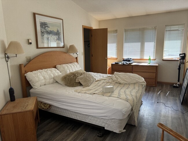 Building Photo - 2500 Kinnickinnick Rd